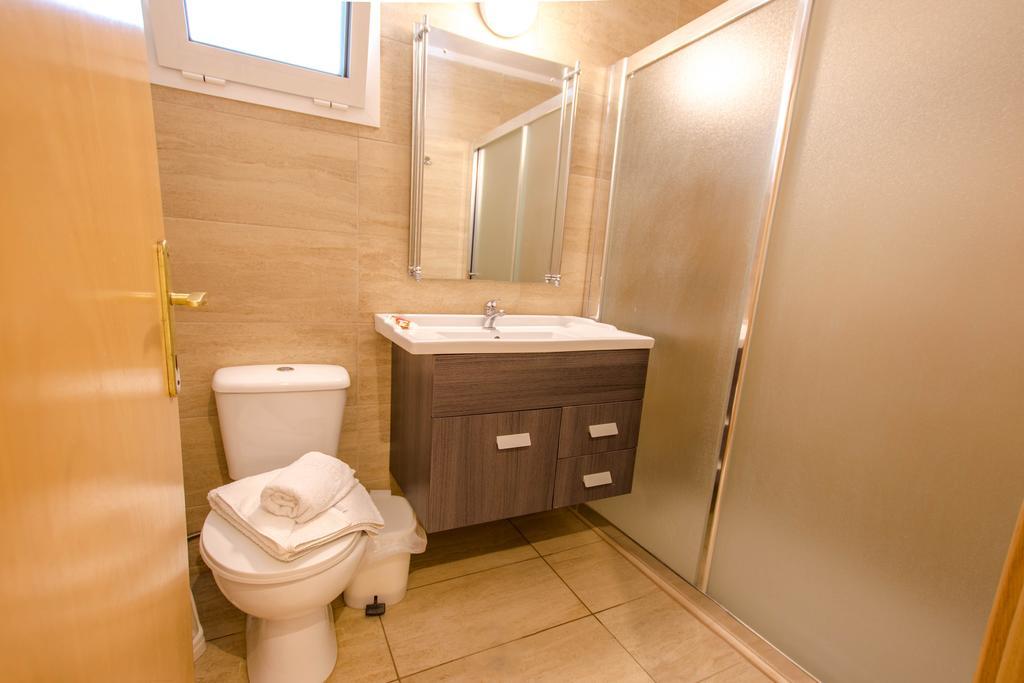 Frixos Hotel มาเลีย ภายนอก รูปภาพ