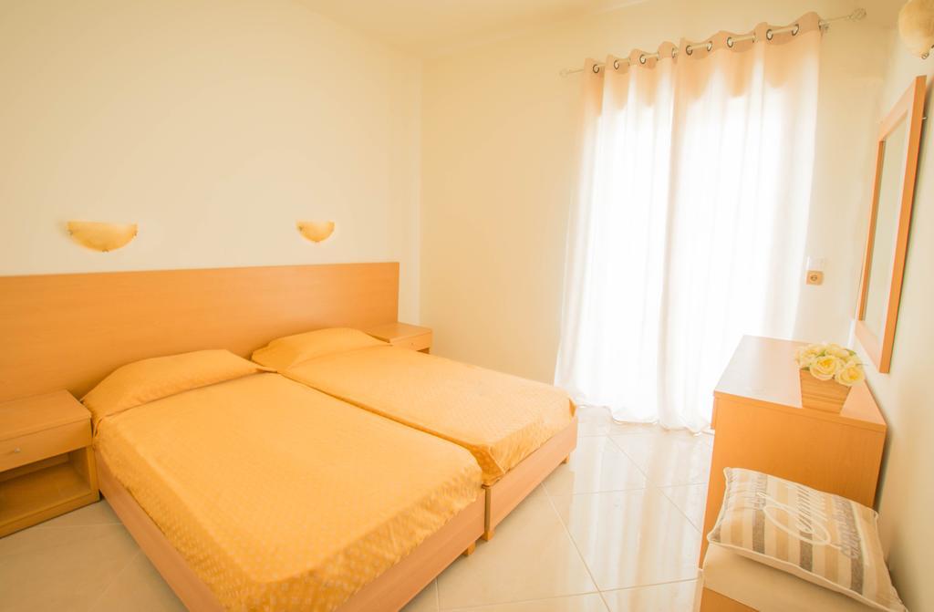 Frixos Hotel มาเลีย ภายนอก รูปภาพ